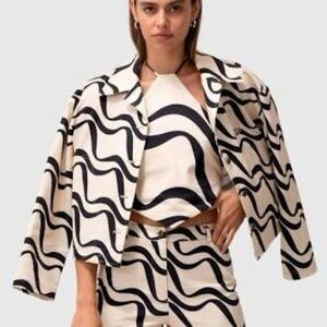 💎🐾The Wolf Gang🐾💎|M|Cream and Black Wave Pattern Blazer with Cropped Fit!